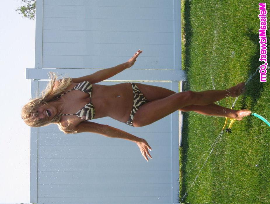 16P Melissa draußen in einem sexy Bikini