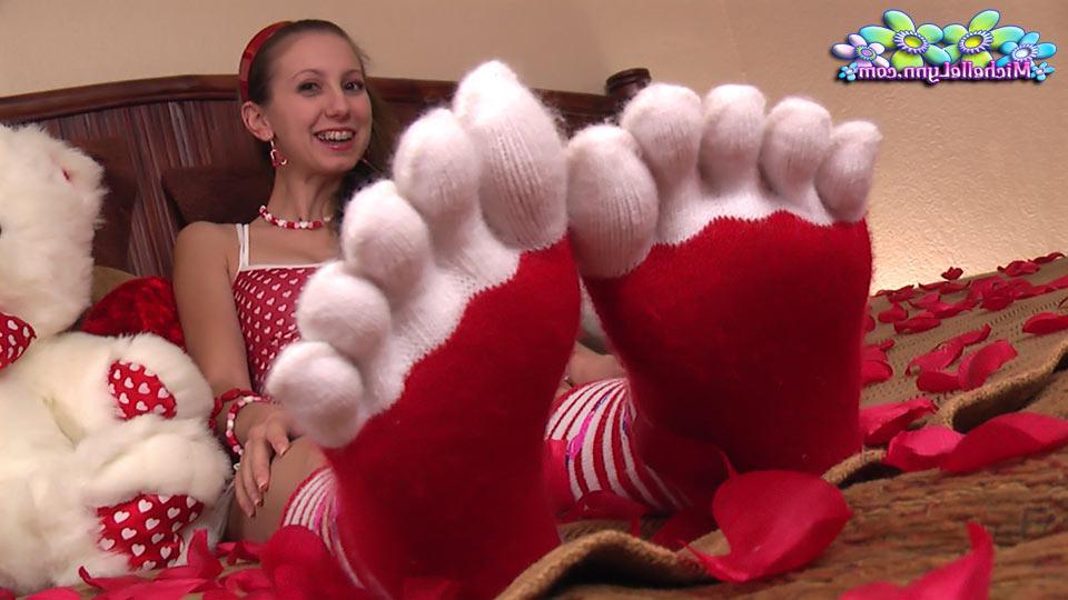 15P Pictures of Michelle Lynn giving herself a special xmas treat