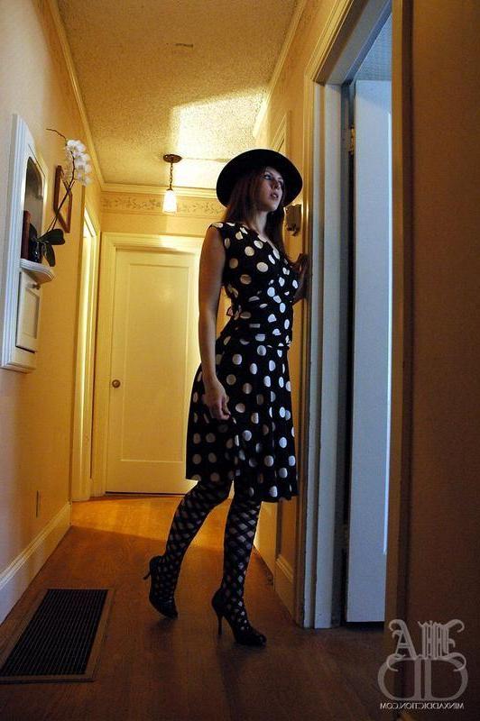 12P Pictures of Minx giving you a hot striptease
