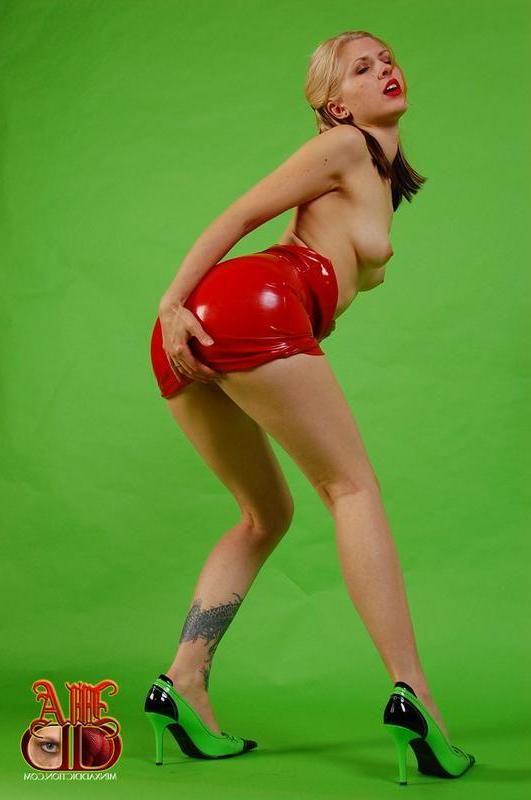 12P Bilder von Minx verkleidet als Jessica Rabbit