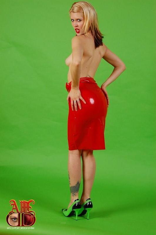12P Bilder von Minx verkleidet als Jessica Rabbit