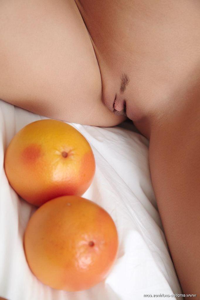 16P Teen girl Tigra shows you her pretty fruit in bed
