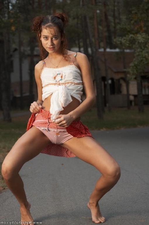15P Pictures of teen model Natasha Shy stripping outside