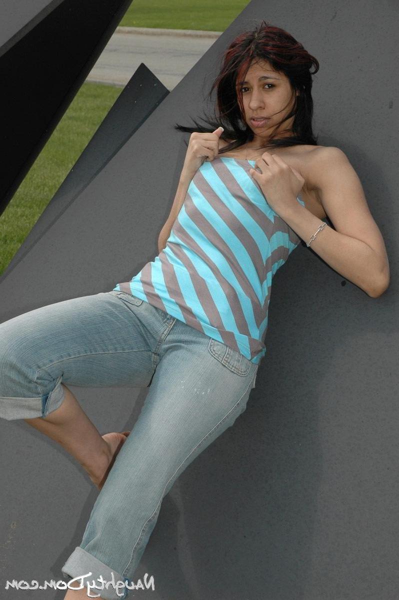 15P Pictures of Naughty Dom flaunting her round teen ass