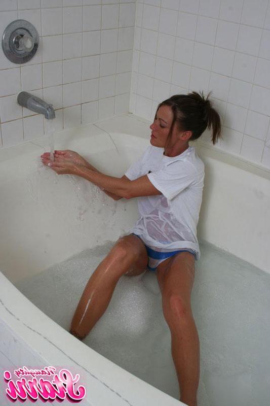 15P Pictures of teen girl Naughty Starri getting all soaking wet