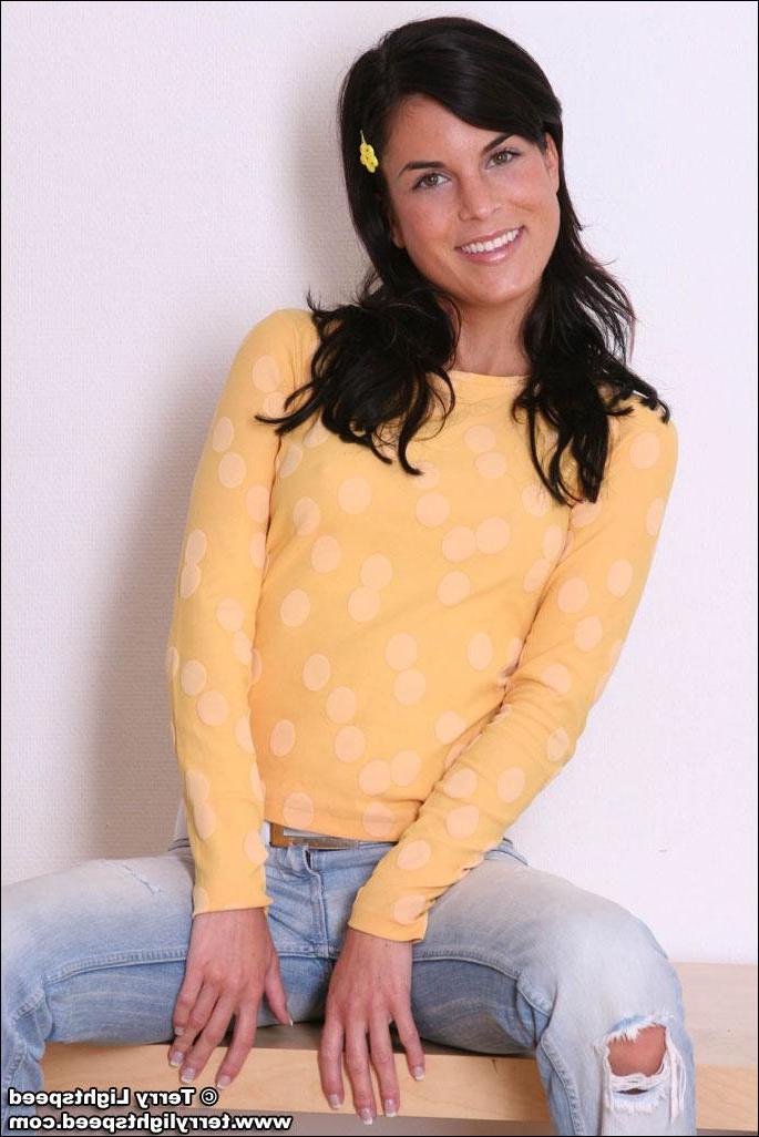 20P Pics of teen hottie Terry Lightspeed giving a striptease