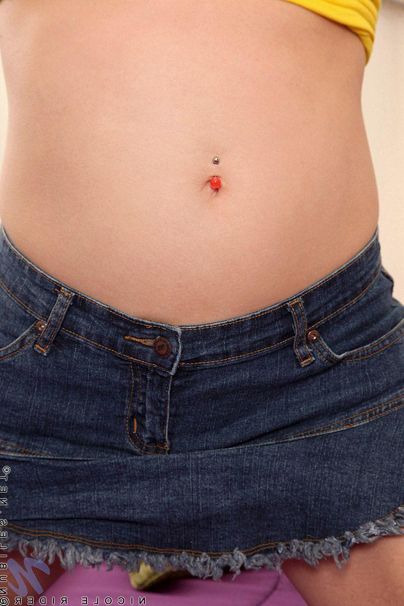 20P Pictures of Nicole Rider giving a nonnude tease