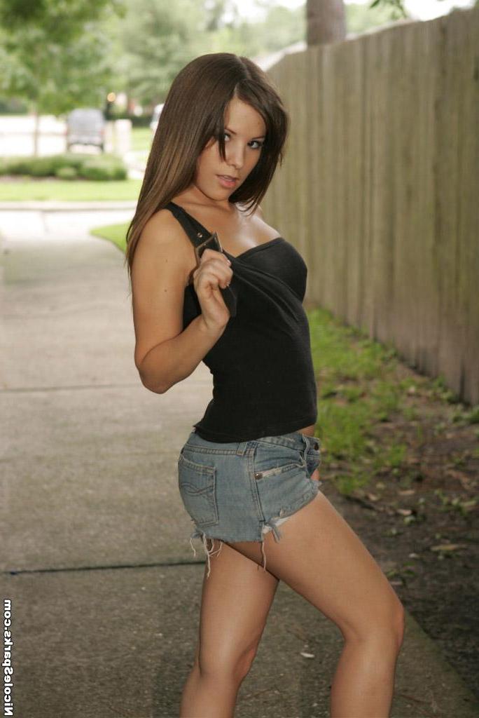 15P Pictures of Nicole Sparks giving you a hot tease on the tennis court