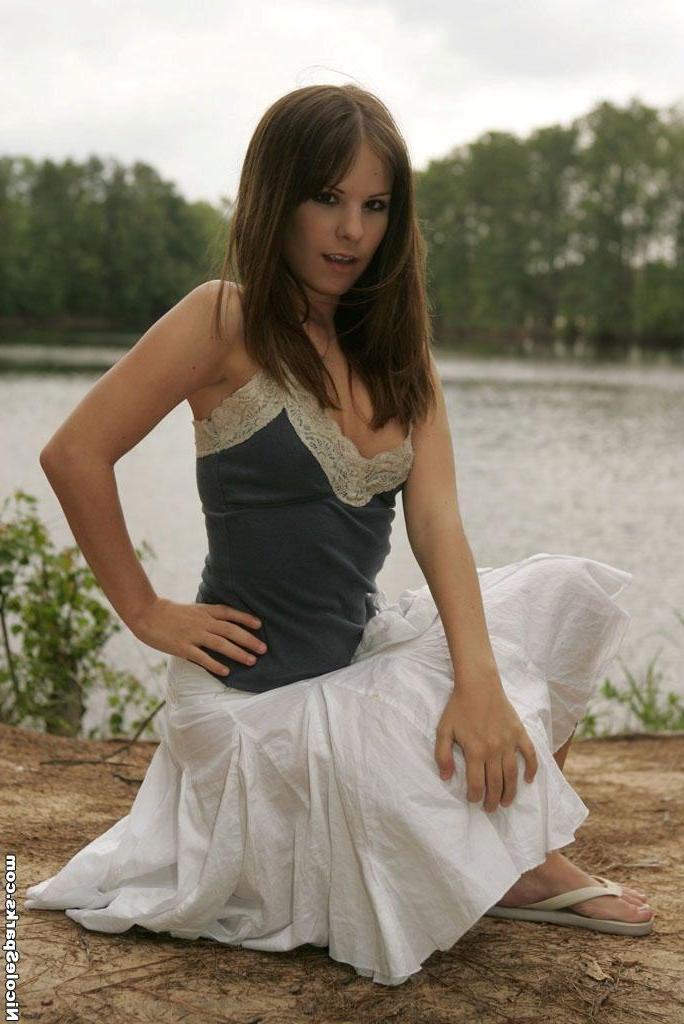 15P Pictures of teen model Nicole Sparks teasing outside