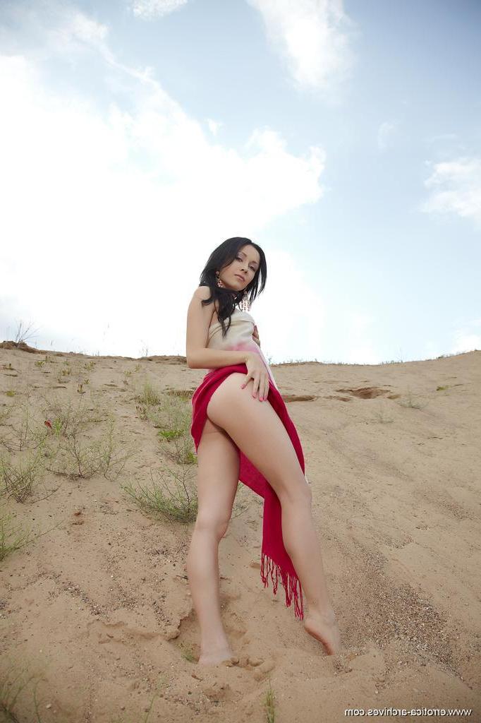 16P Night is ravishing especially when she poses and flaunts uninhibitedly in the powdery sand.