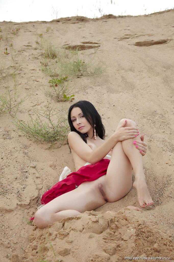 16P Night is ravishing especially when she poses and flaunts uninhibitedly in the powdery sand.
