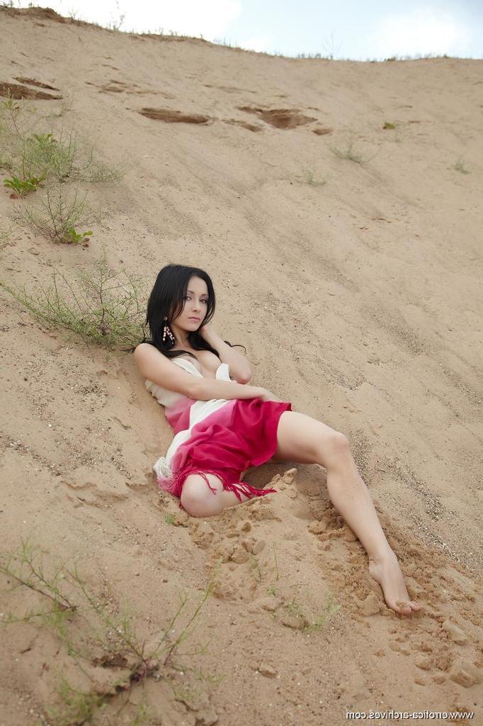16P Night is ravishing especially when she poses and flaunts uninhibitedly in the powdery sand.