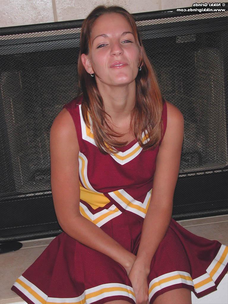 20P Pictures of a cheerleader doing some moves at home