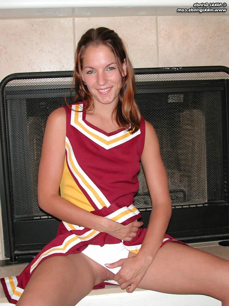 20P Pictures of a cheerleader doing some moves at home