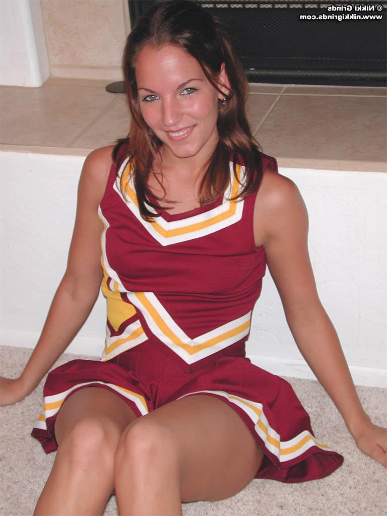 20P Pictures of a cheerleader doing some moves at home