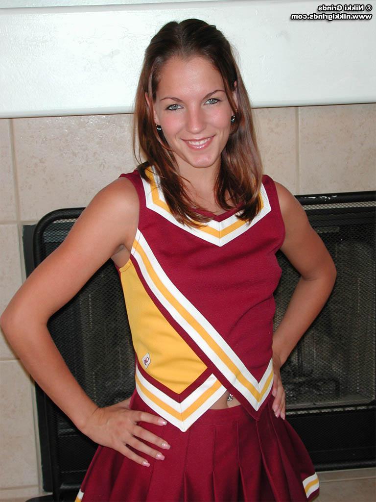 20P Pictures of a cheerleader doing some moves at home