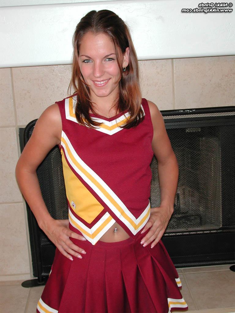 20P Pictures of a cheerleader doing some moves at home