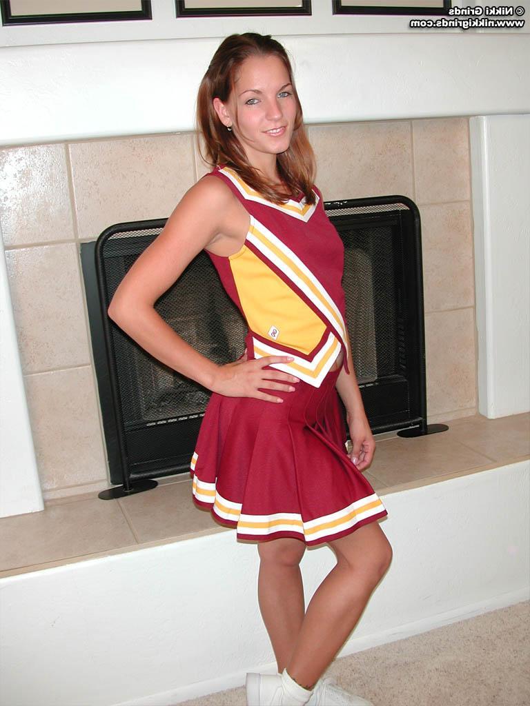 20P Pictures of a cheerleader doing some moves at home