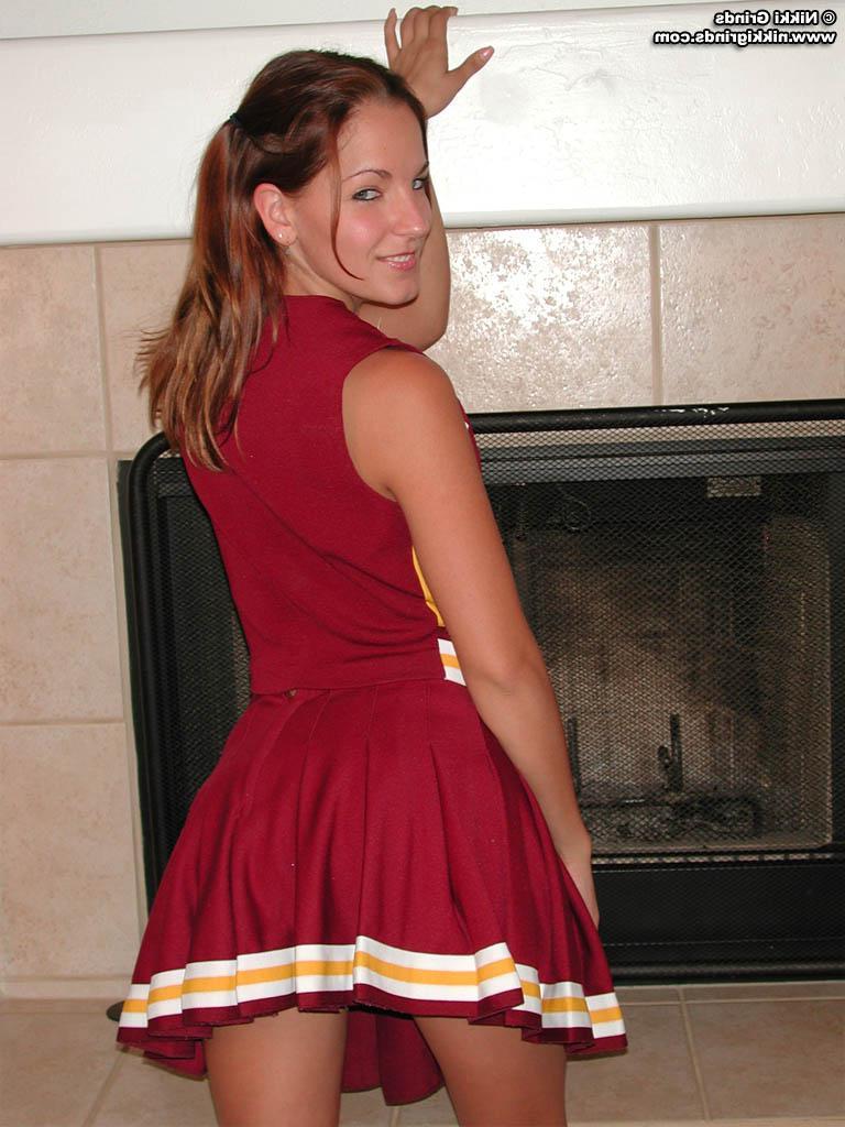 20P Pictures of a cheerleader doing some moves at home