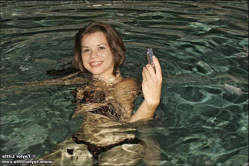 20P Pictures of 3 hot teens in bikinis