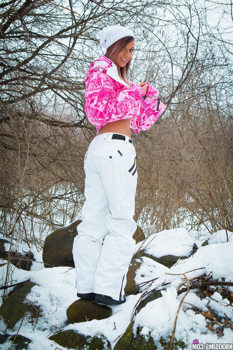 15P Beautiful girl Nikki Sims strips outside in the snow