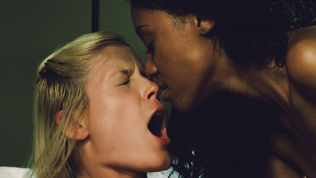 16P Lesbian hotties Sweet Cat and Noe Milk get each other off in "Illicit"
