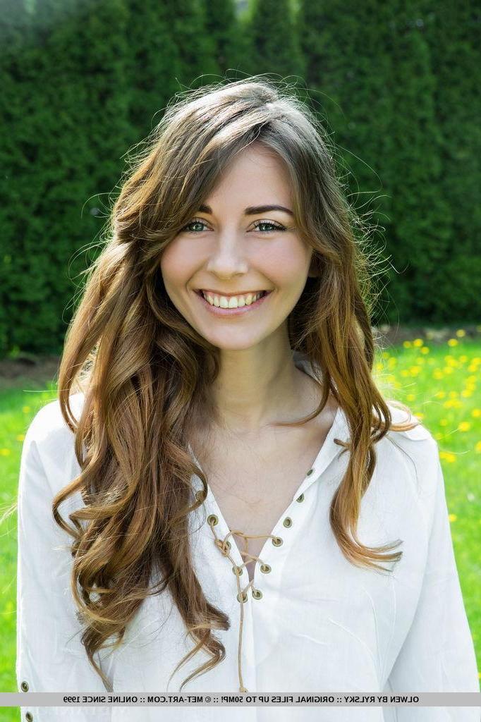 18P Pretty teen Olwen invites you to join her on a private picnic in "Lavidu"