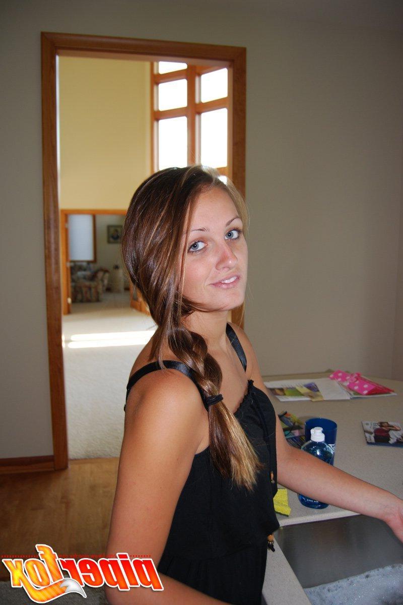15P Pictures of teen model Piper Fox getting naked for sex