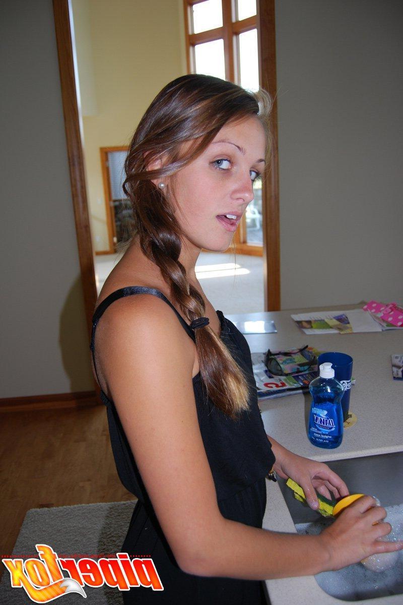 15P Pictures of teen model Piper Fox getting naked for sex