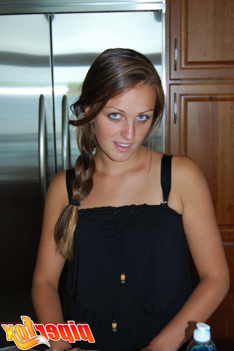 15P Pictures of teen model Piper Fox getting naked for sex