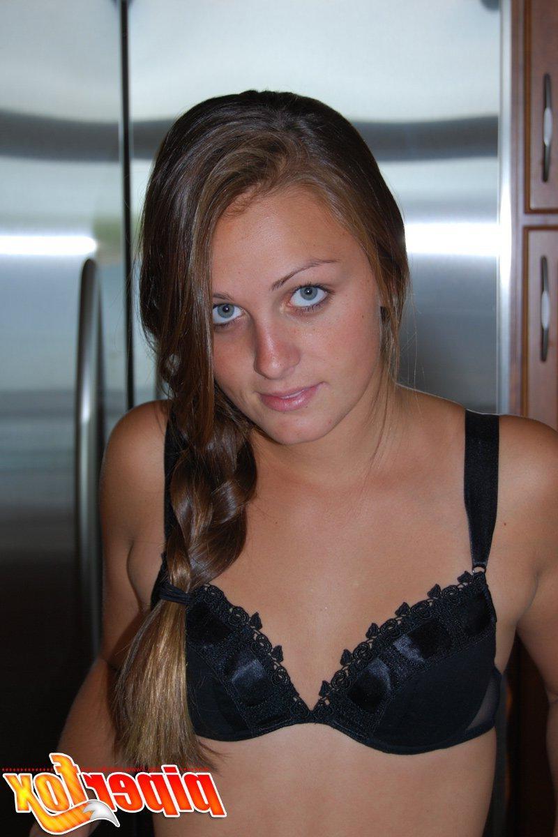 15P Pictures of teen model Piper Fox getting naked for sex