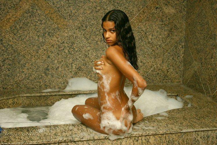 16P Pictures of teen Polliana getting all soaking wet