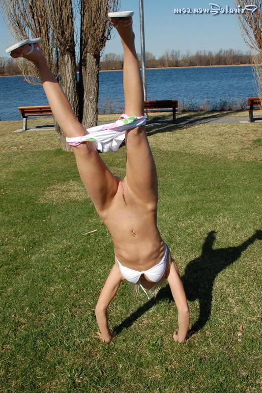 15P Pictures of Private Gwen flashing in a bikini