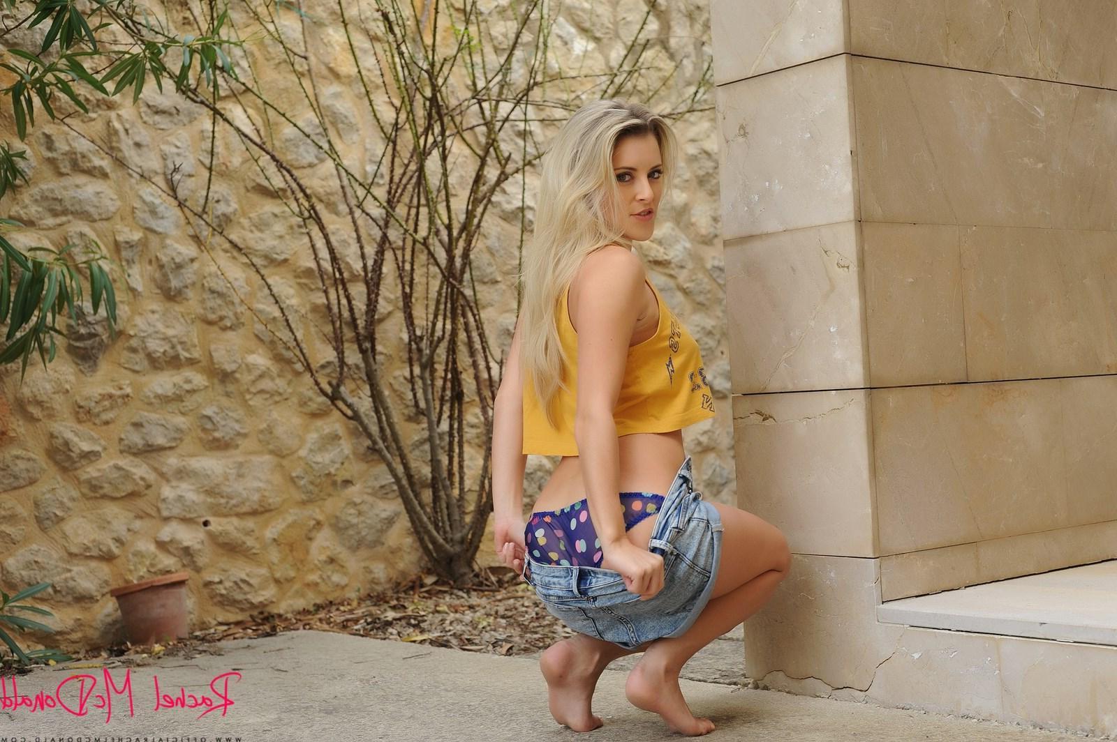 16P Blonde hottie Rachel McDonald strips completely naked outside