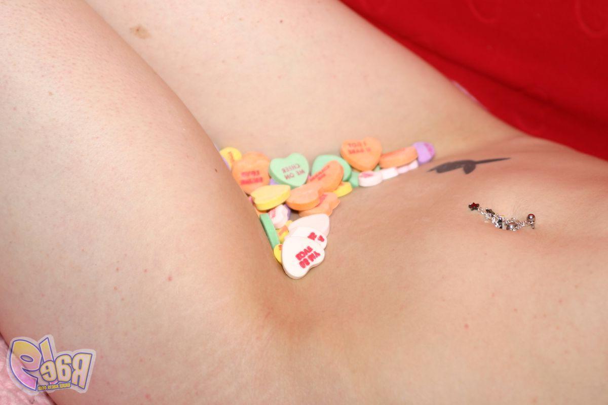 20P Pictures of teen model Rae 19 waiting for you in bed