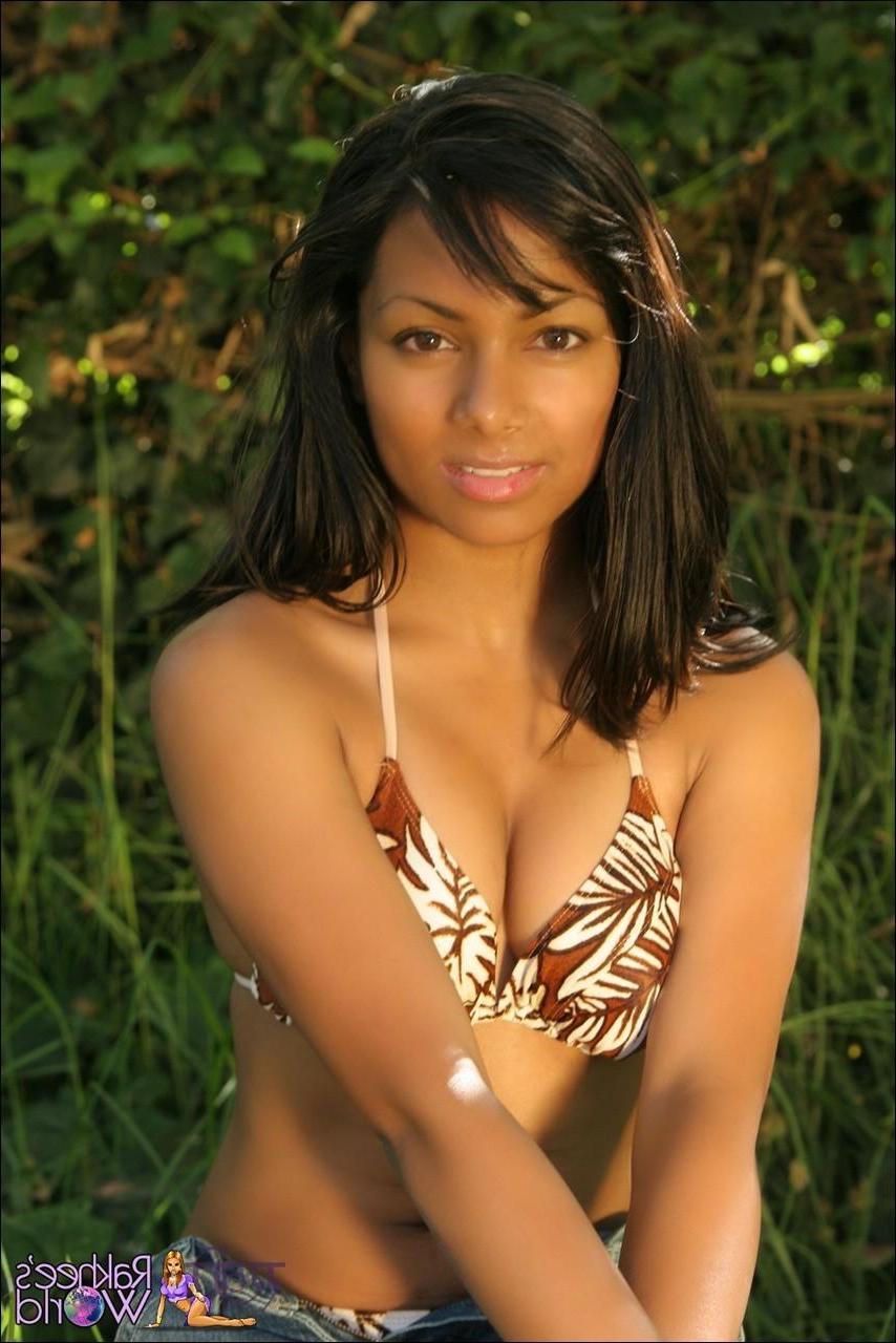 20P Pictures of Rakhee's World teasing you in a bikini top
