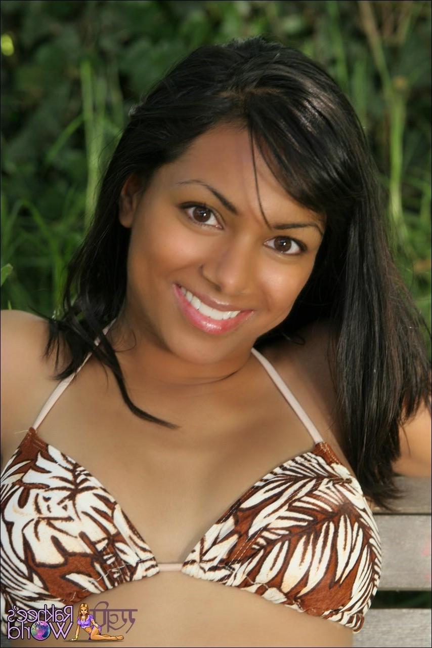 20P Pictures of Rakhee's World teasing you in a bikini top