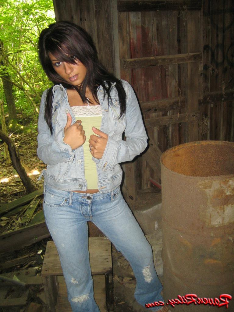 20P Raven shows her tight ass