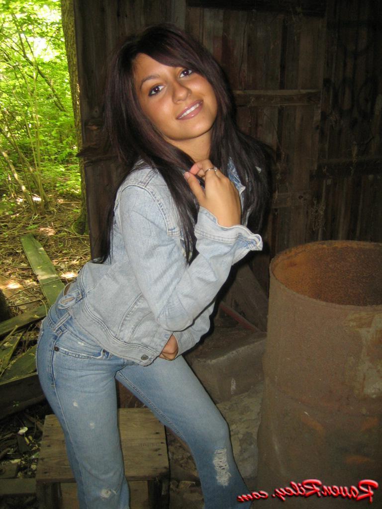 20P Raven shows her tight ass