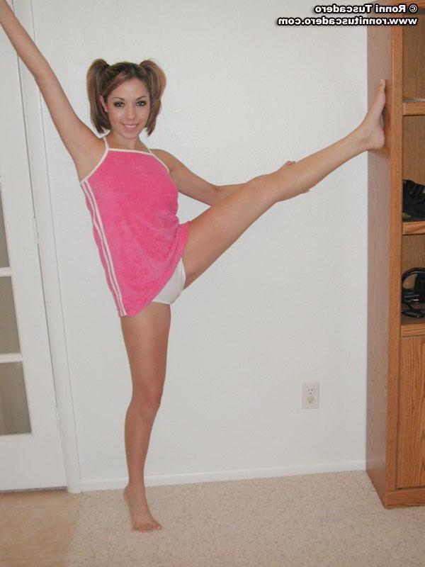 20P Pictures of Ronni Tuscadero playing with a mirror