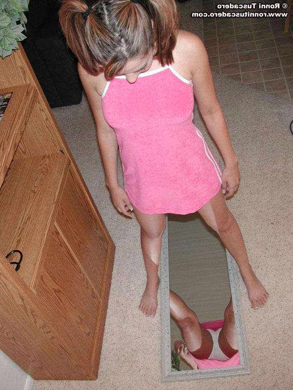 20P Pictures of Ronni Tuscadero playing with a mirror