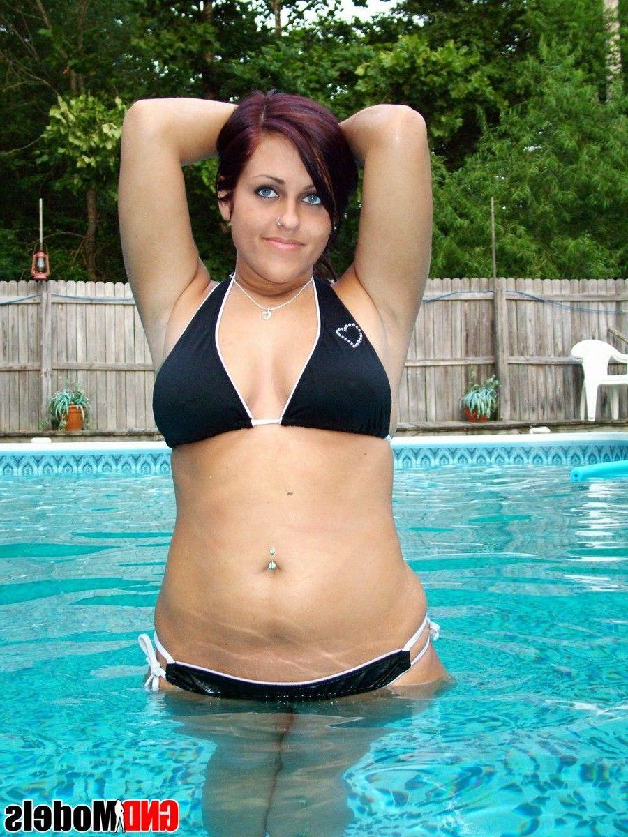 12P Pictures of a brunette girl flaunting her sexy bikini