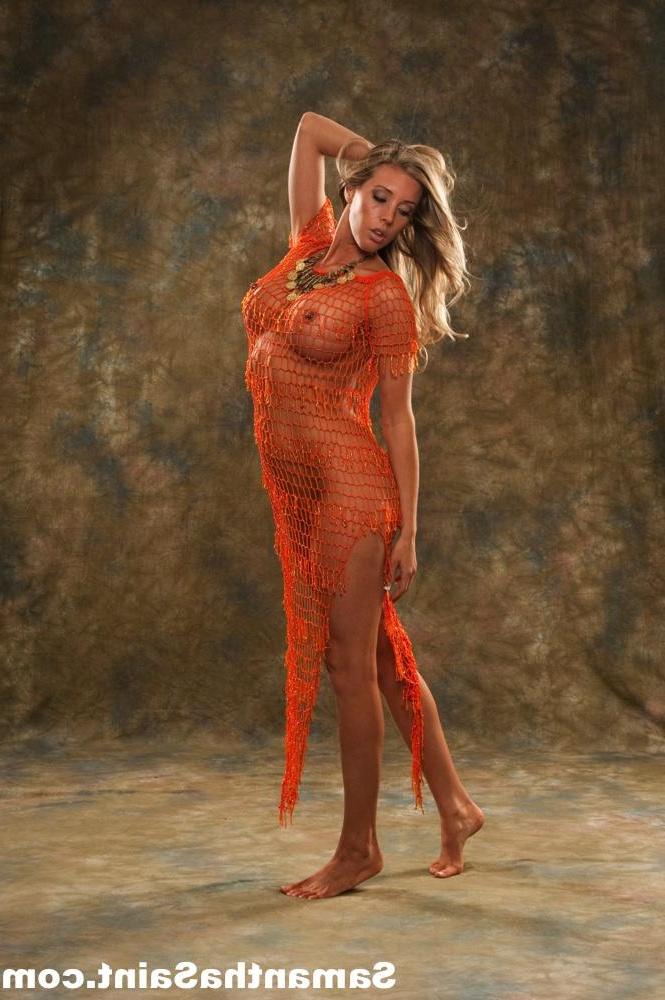 15P Beautiful girl Samantha Saint displays her body like a work of art