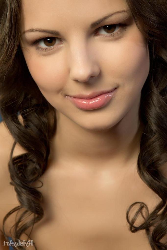 16P Brunette model Sandra Lauver shows her naked body in the studio