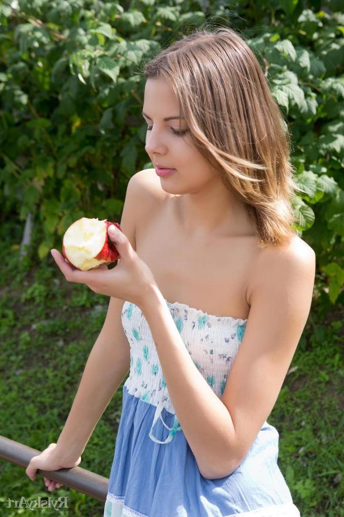 16P Brunette girl Sandra Lauver tempts you with her forbidden fruit