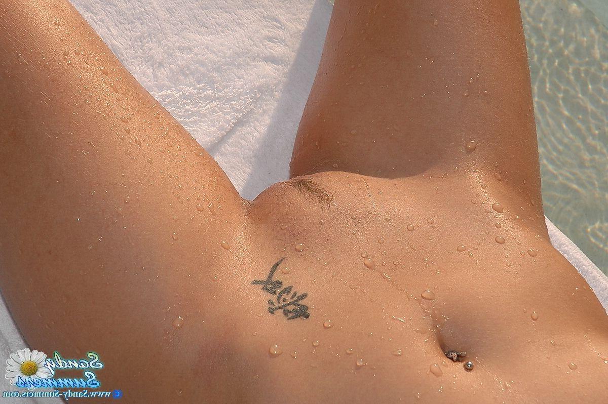 20P Pictures of Sandy Summers slipping out of her bikini