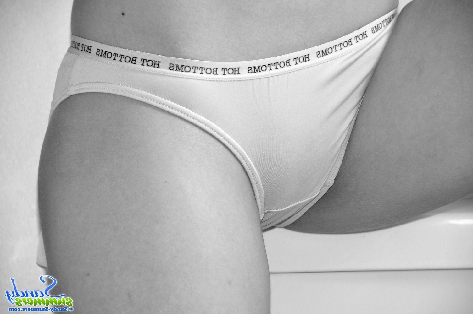 20P Pictures of Sandy Summers checking herself out in a mirror