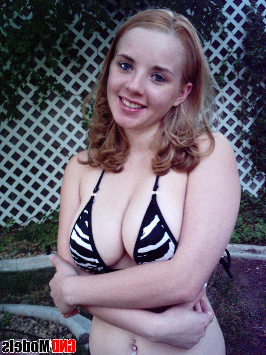 12P Pictures of Sara teasing in a bikini