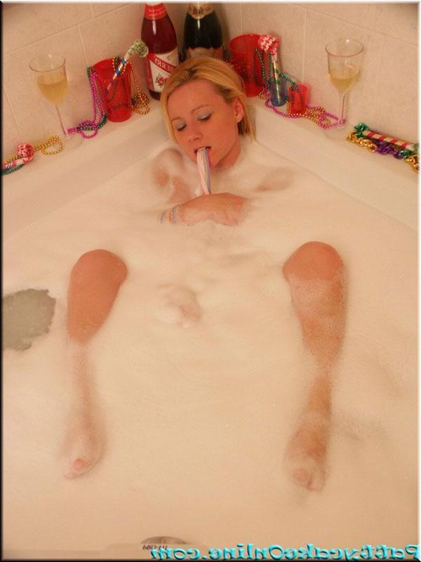 16P Pictures of Pattycake getting really wet in the tub