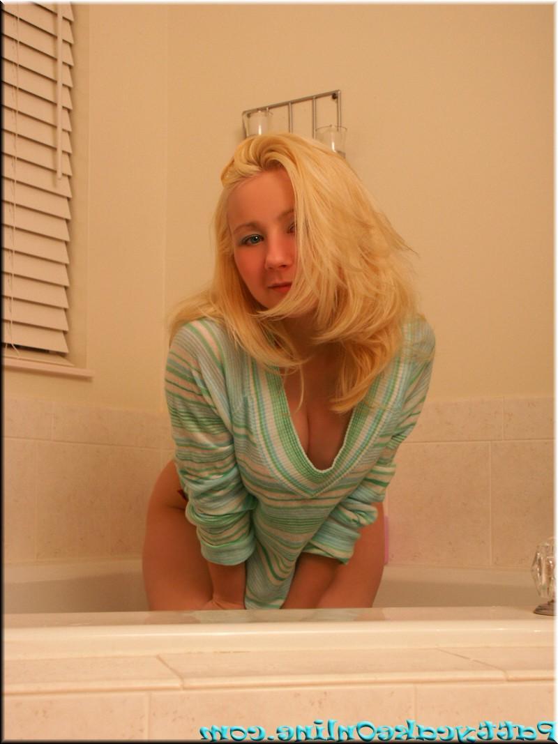 16P Pictures of Pattycake shaving her snatch in the bathroom